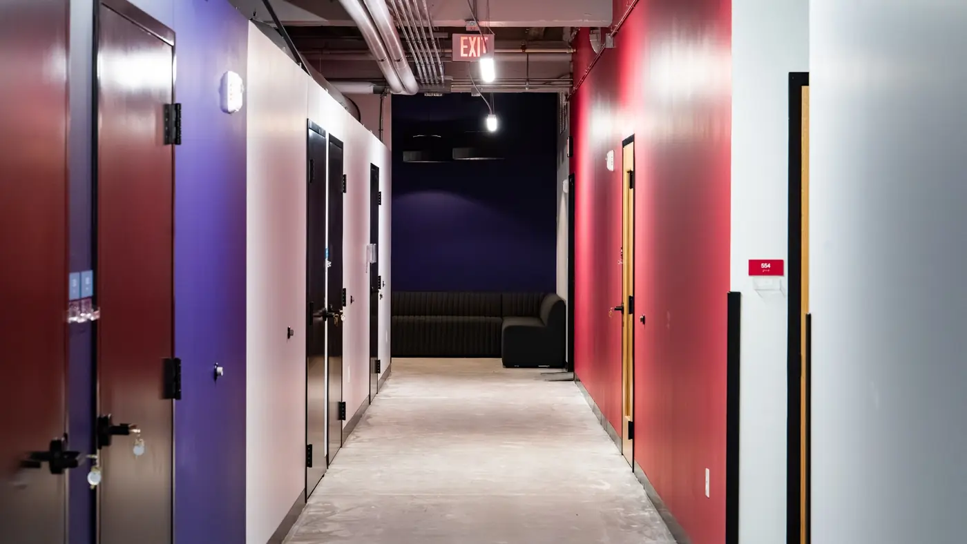 Hallway to the lounge at Elevator Lincoln